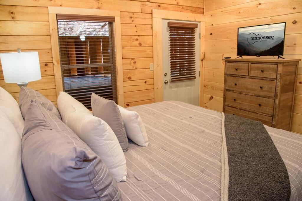 Spacious 2800 Sq Ft-Cozy Wood Cabin-New Build พิเจนฟอร์จ ภายนอก รูปภาพ
