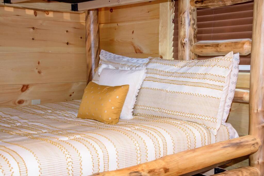 Spacious 2800 Sq Ft-Cozy Wood Cabin-New Build พิเจนฟอร์จ ภายนอก รูปภาพ