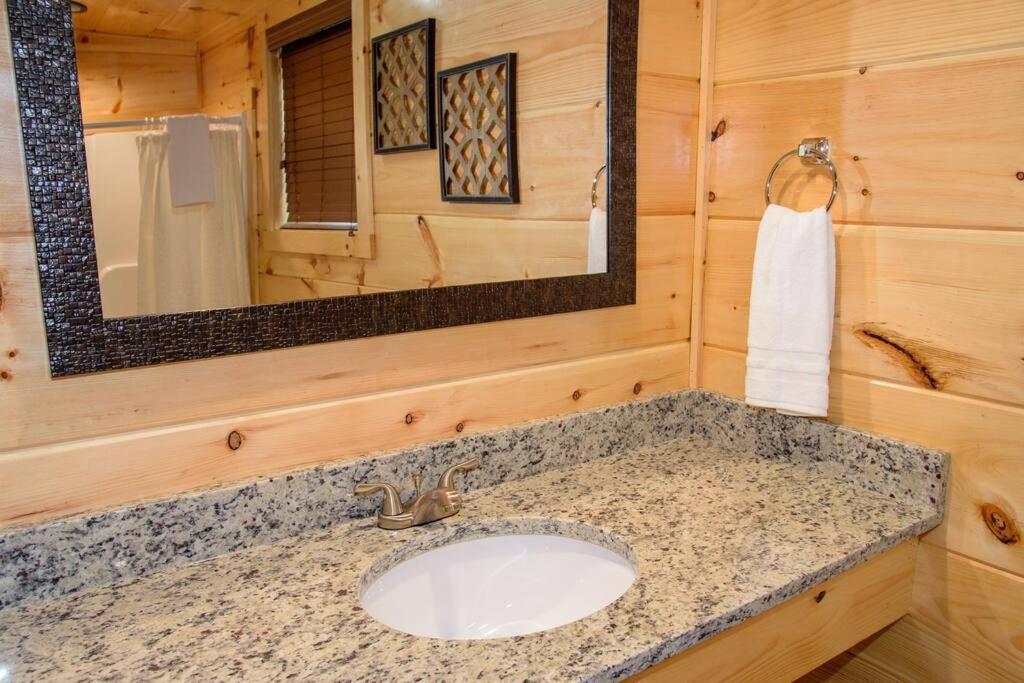 Spacious 2800 Sq Ft-Cozy Wood Cabin-New Build พิเจนฟอร์จ ภายนอก รูปภาพ