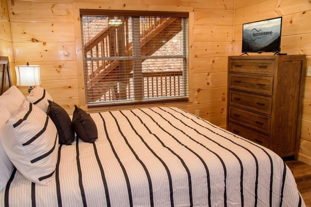 Spacious 2800 Sq Ft-Cozy Wood Cabin-New Build พิเจนฟอร์จ ภายนอก รูปภาพ