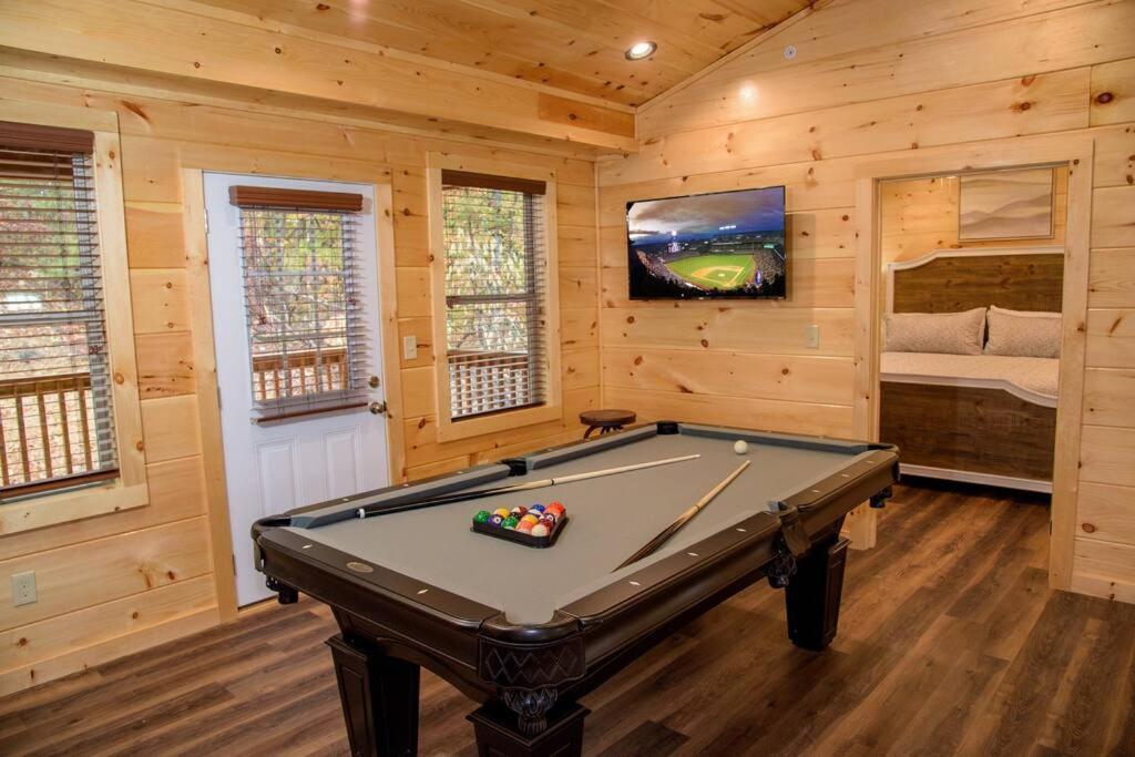 Spacious 2800 Sq Ft-Cozy Wood Cabin-New Build พิเจนฟอร์จ ภายนอก รูปภาพ